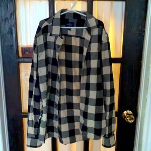 Une chemise a vendre condition 8/10 tres bon etat trop petit pour moi